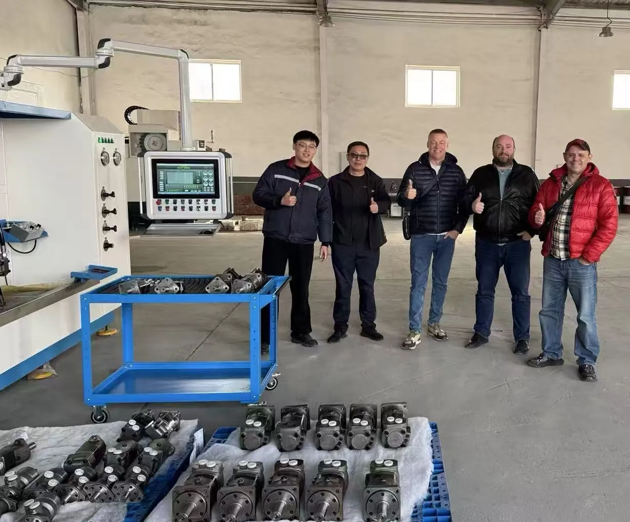 Khách hàng Nga đã đến thăm nhà máy động cơ thủy lực Yushan ở Thanh Đảo để kiểm tra và trao đổi quan điểm.